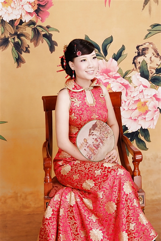 La belleza de la esposa asiática peluda
 #16550110