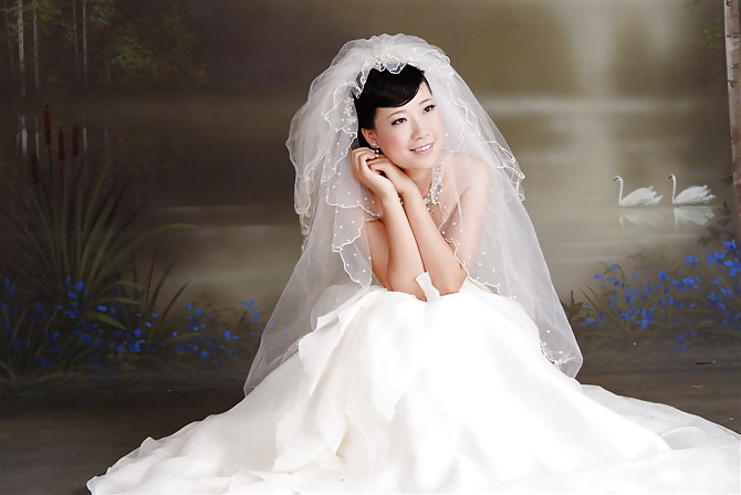 La belleza de la esposa asiática peluda
 #16550133