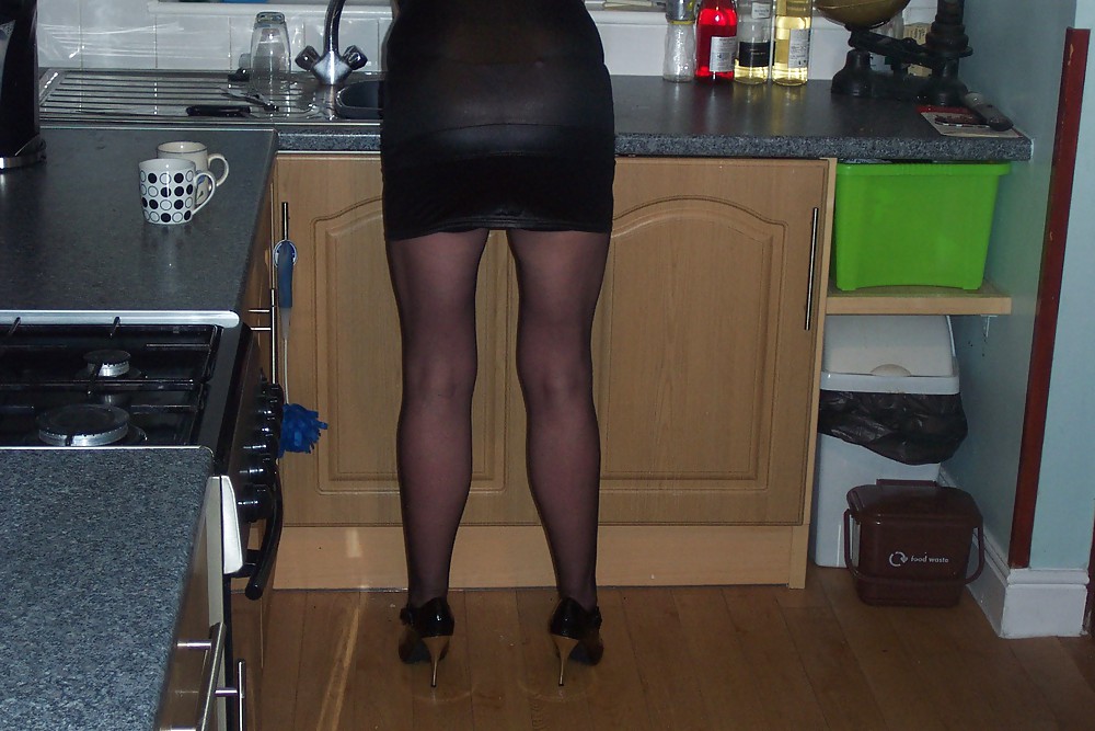 Reiche Witwe aus MTK in Black Dress Black Stockings #19485072