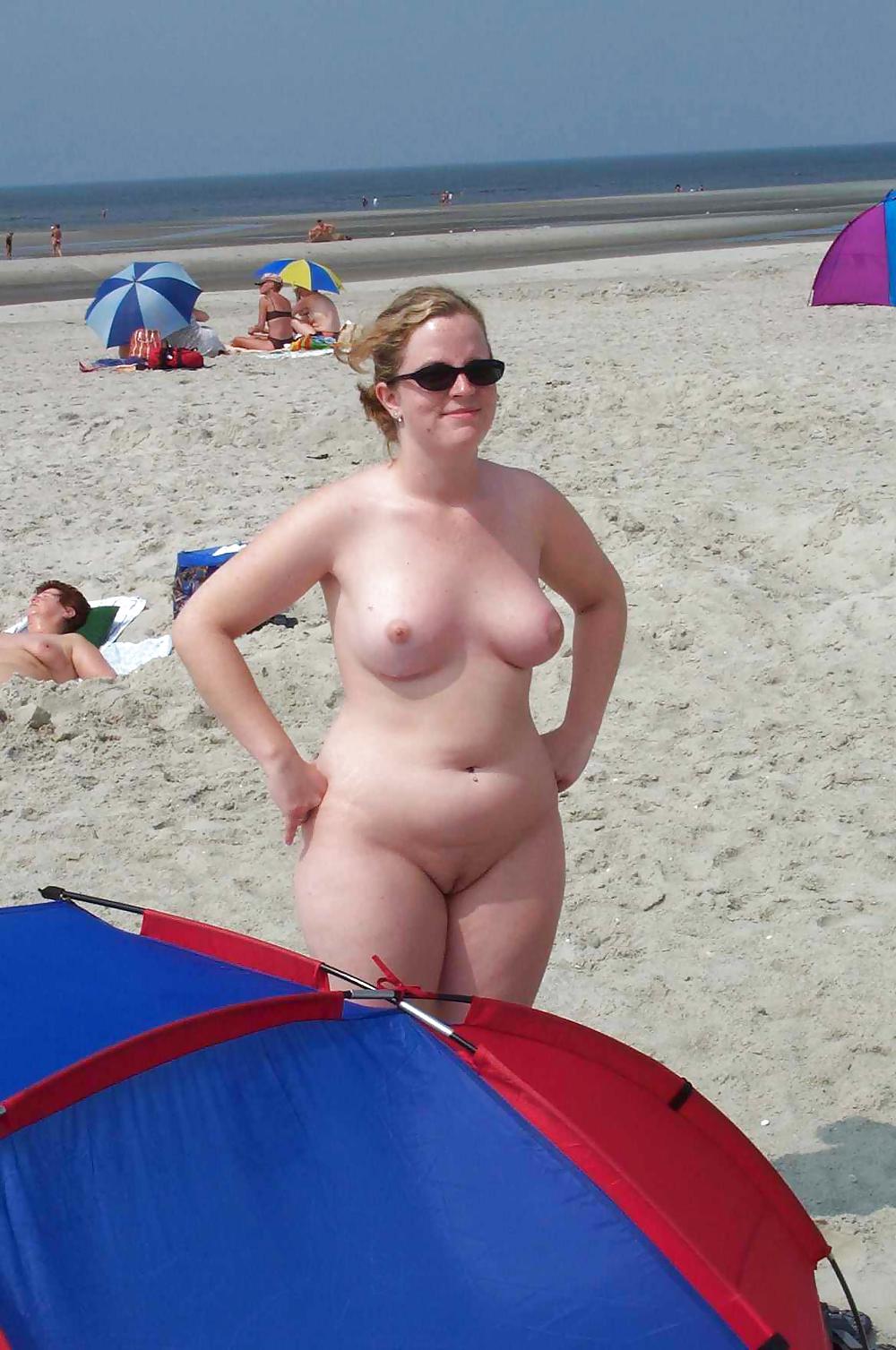 Divertimento sulla spiaggia nudista
 #3258763