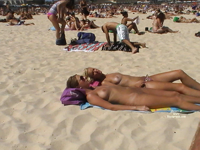 Divertimento sulla spiaggia nudista
 #3258888