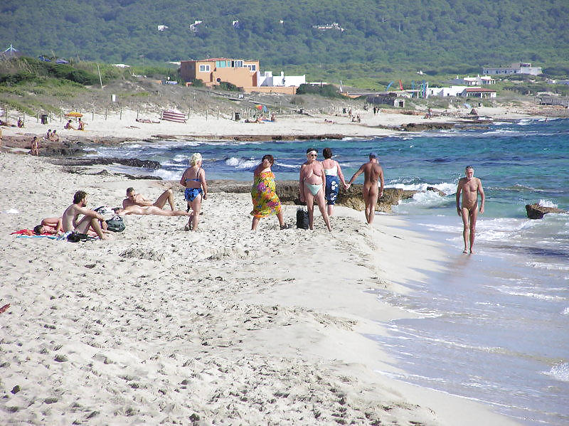 Divertimento sulla spiaggia nudista
 #3258953