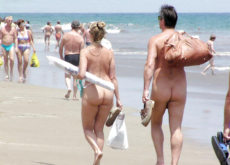 Divertimento sulla spiaggia nudista
 #3258962