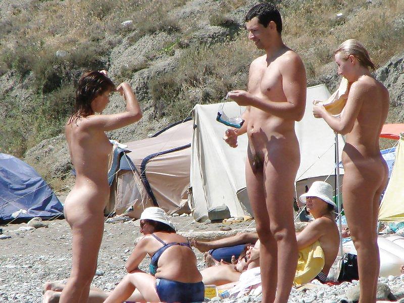 Divertimento sulla spiaggia nudista
 #3258970