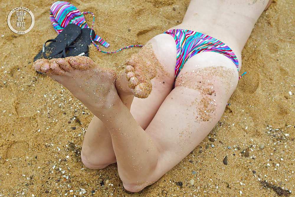 Adorable rubia nerd jugando con su agujero en la playa
 #18357348