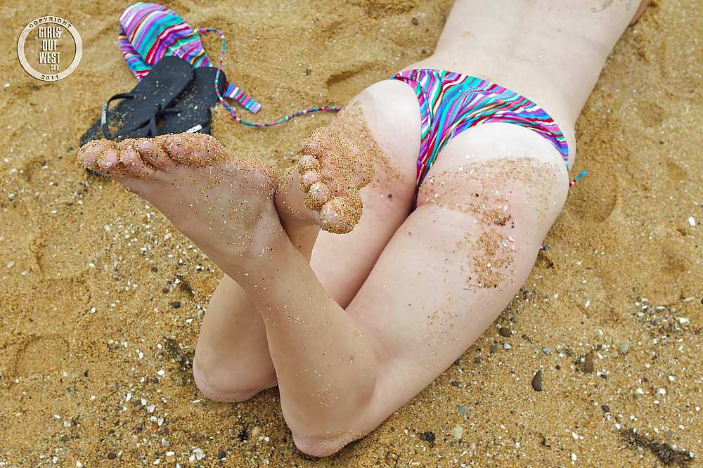 Schöne Nerdy Blondie Ihr Loch Am Strand Liebäugelt #18357348