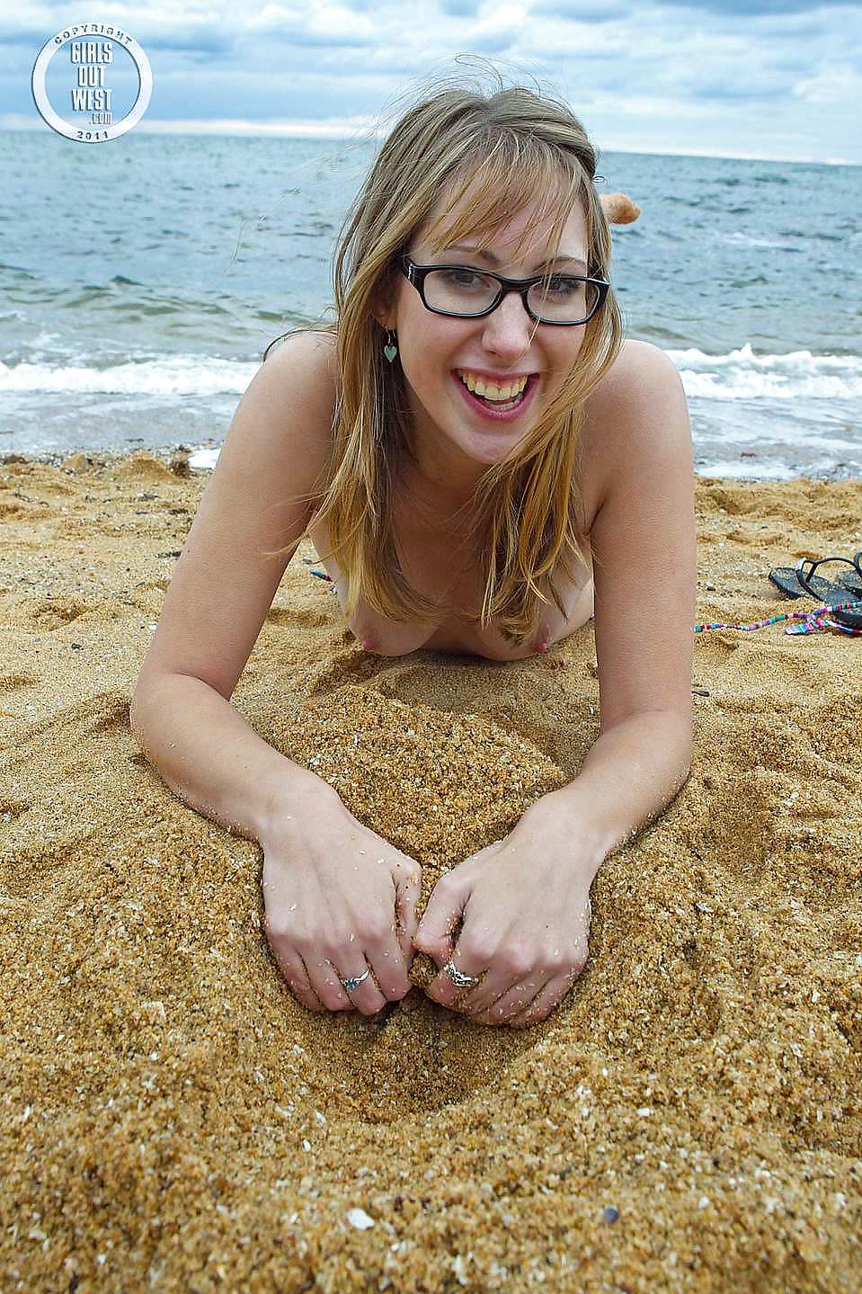 Adorabile bionda nerd che gioca con il suo buco sulla spiaggia
 #18357357
