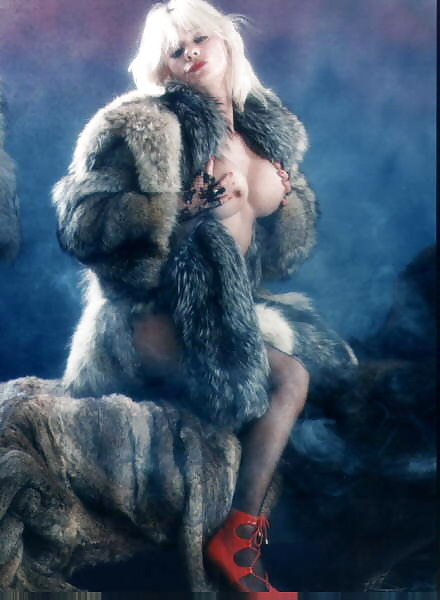 Women in fur #1190342