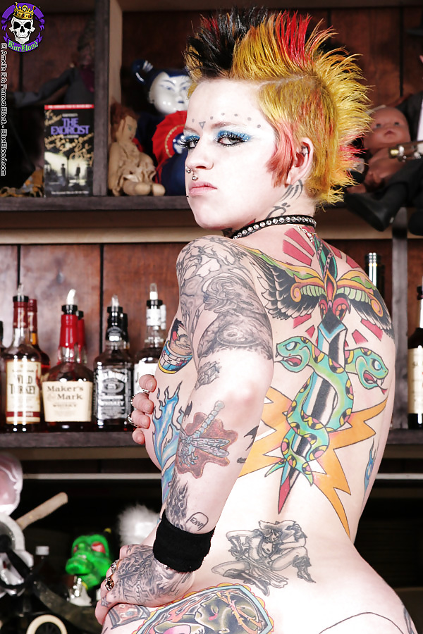 Tatuaggio punk pin-up nudo sul bar
 #8135550