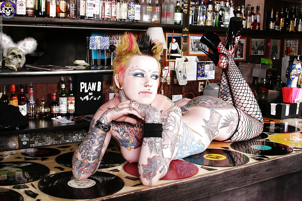 Tattoo punk pin-up desnuda en la barra
 #8135642