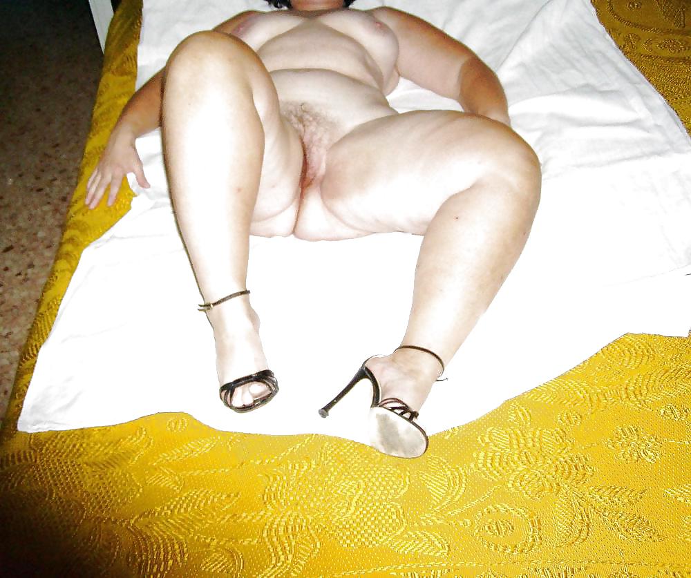 Grandi tette mature-chubby ladies diffondono le loro sexy gambe nude
 #9570281