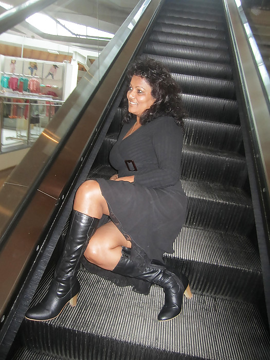 Mature Aisha let see her legs on Facebook #10159717