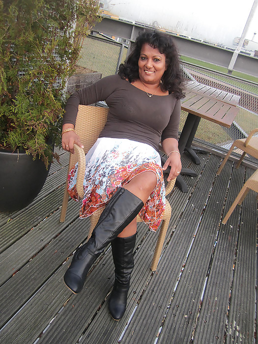 Mature Aisha let see her legs on Facebook #10159748
