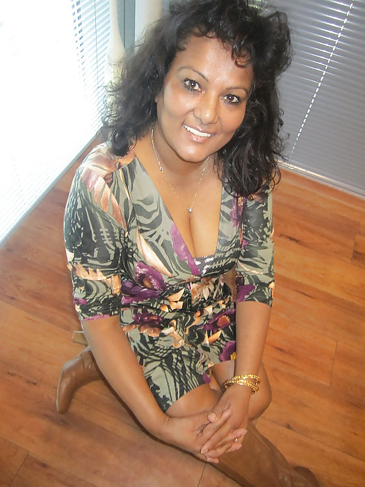 Mature Aisha let see her legs on Facebook #10159760