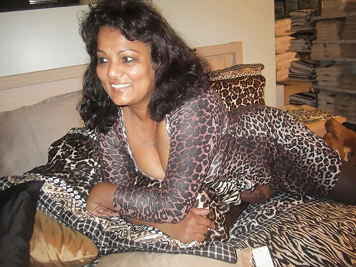 Mature Aisha let see her legs on Facebook #10159770