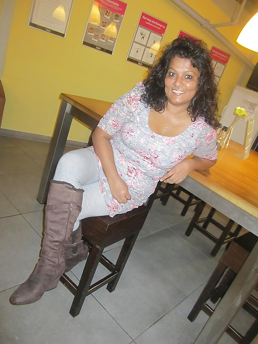 Aisha matura lascia vedere le sue gambe su facebook
 #10159782