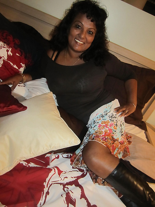 Mature Aisha let see her legs on Facebook #10159797