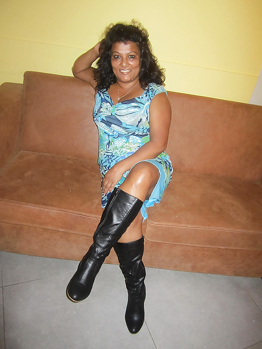Mature Aisha let see her legs on Facebook #10159822