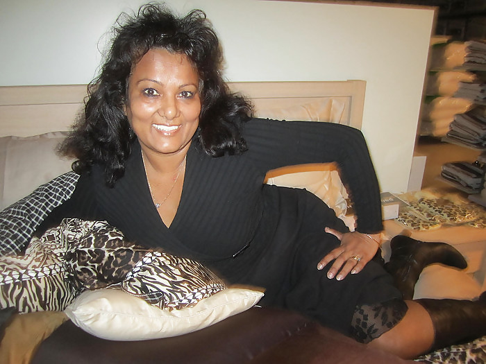 Mature Aisha let see her legs on Facebook #10159862