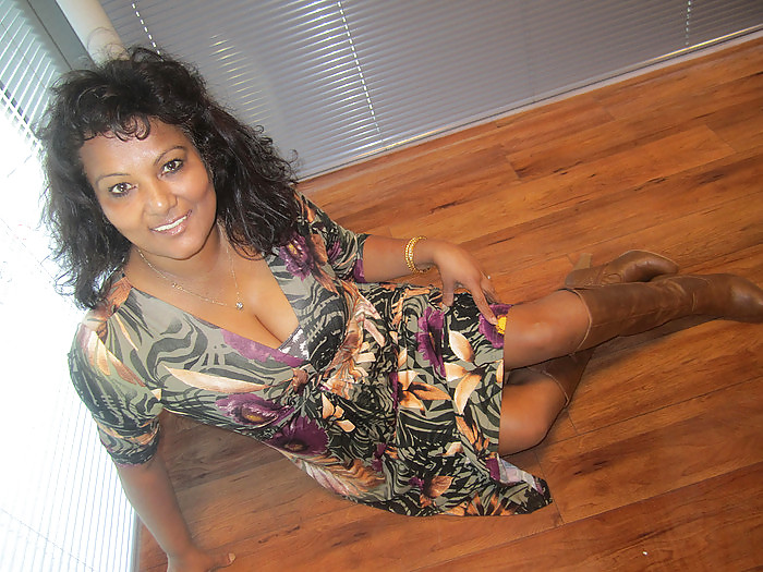 Mature Aisha let see her legs on Facebook #10159890