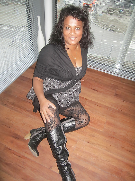 Mature Aisha let see her legs on Facebook #10159897