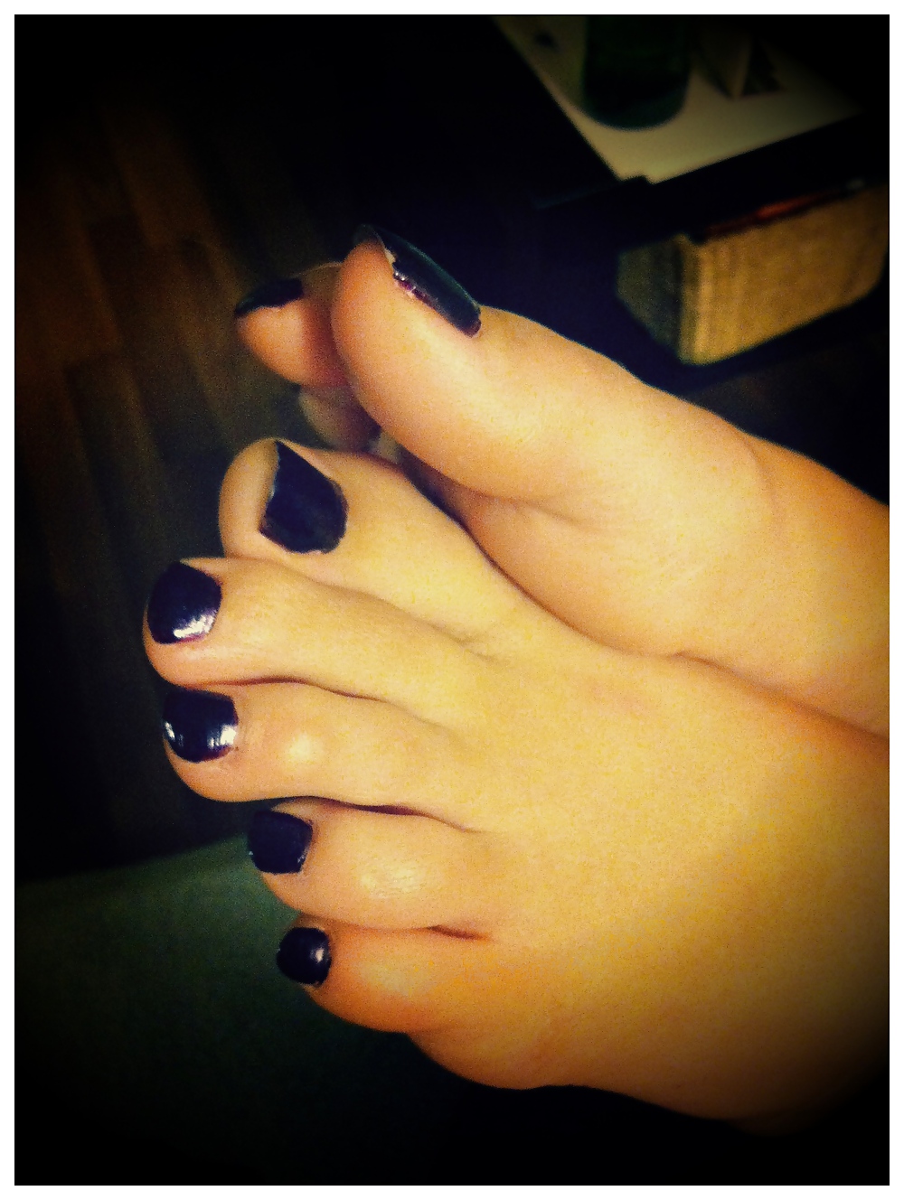 Le dita dei piedi viola scuro e sexy di Jackie
 #14692917