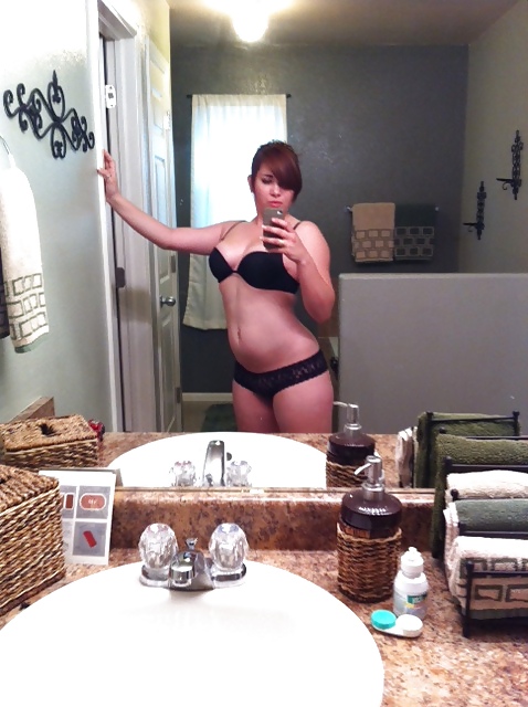 Smutty Mindi's mirror cell phone pics