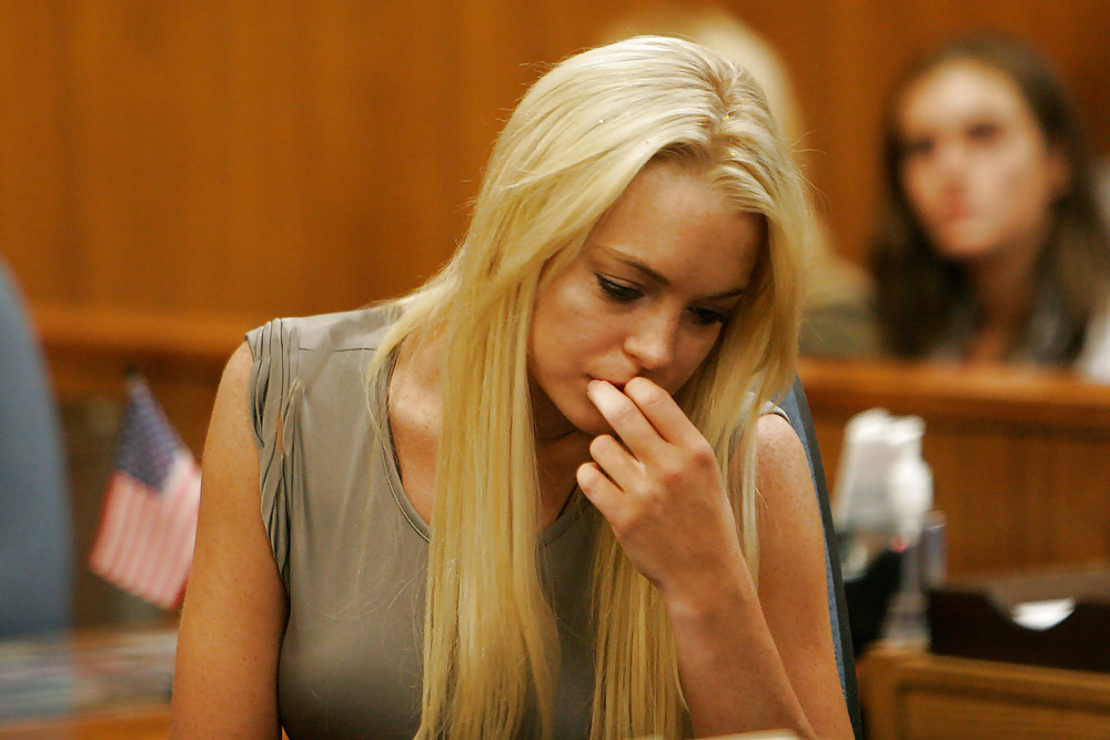 Lindsay Lohan caught in see-through top shows a white bra #4019731