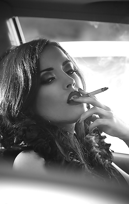 Hermosas mujeres fumando b&w 010
 #5550680