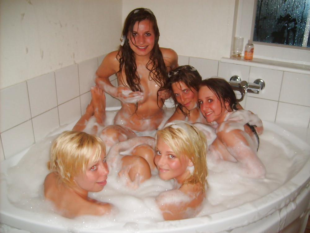 Cachondas y divertidas bellezas de baño
 #8424767