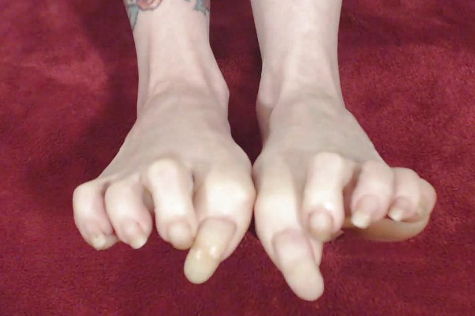 Ragazze bianche con unghie lunghe e unghie dei piedi lunghe parte 2
 #16560385