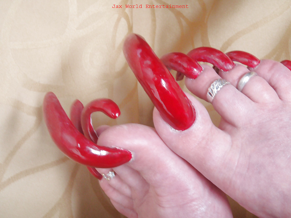 Chicas blancas con uñas largas y uñas de los pies parte 2
 #16560565