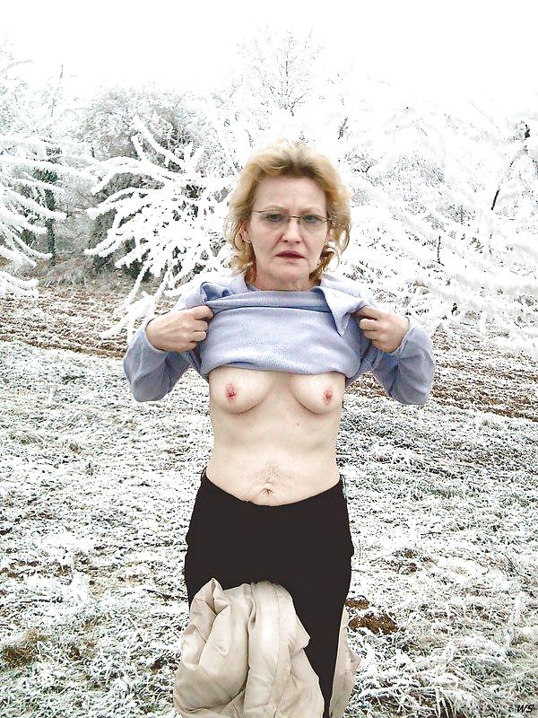 Abuela desnuda al aire libre 01.
 #13032486