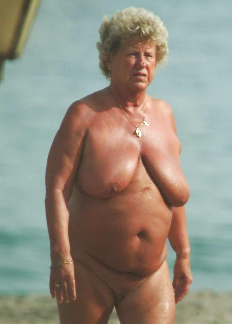 Abuela desnuda al aire libre 01.
 #13032557