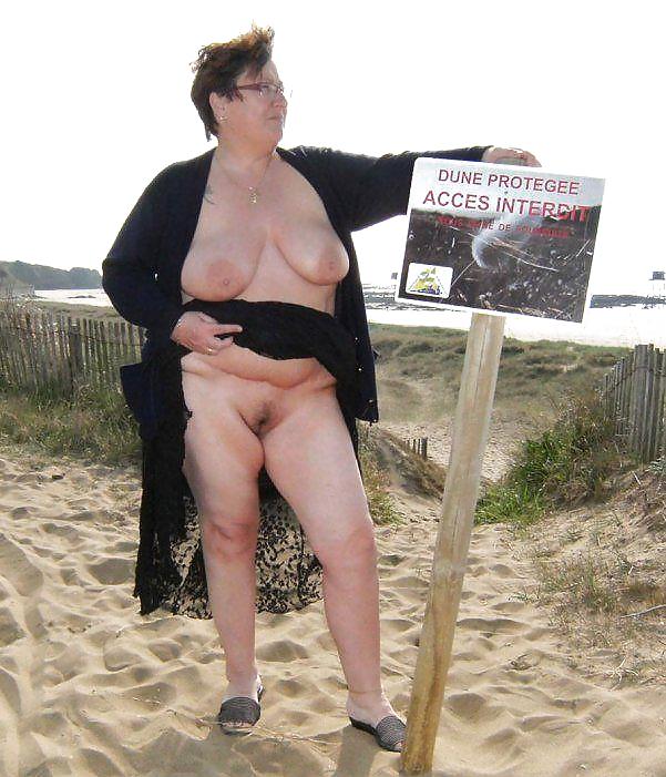 Abuela desnuda al aire libre 01.
 #13032588