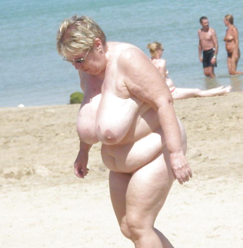 Abuela desnuda al aire libre 01.
 #13032657