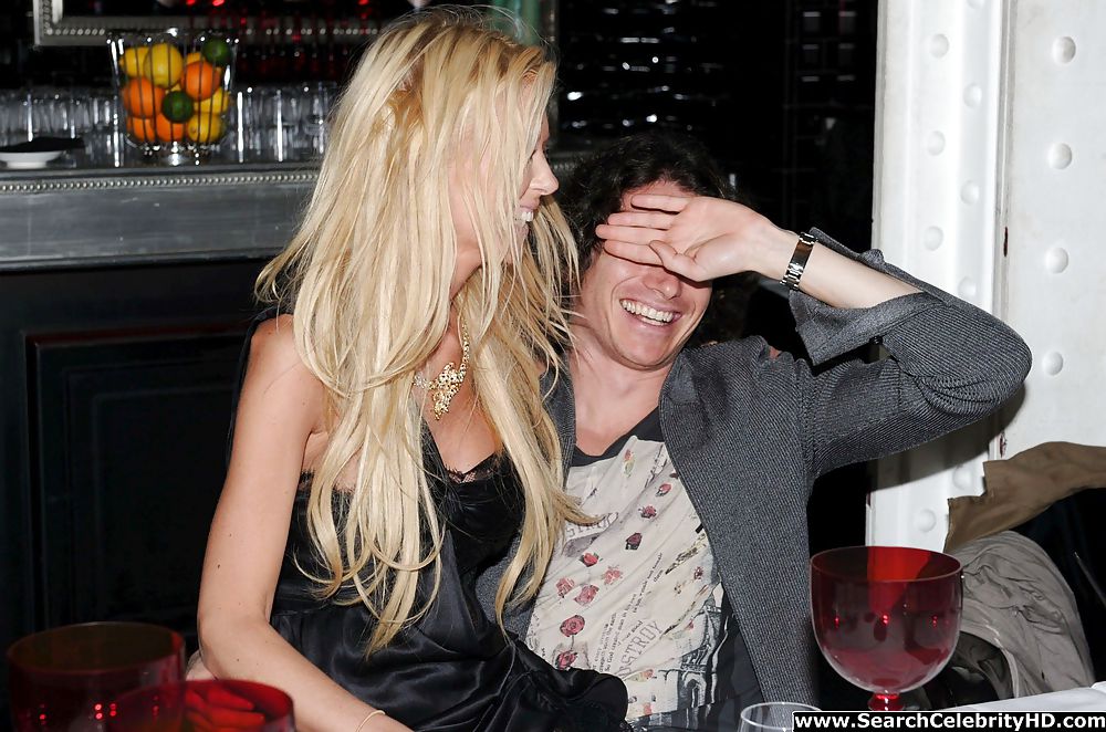 Tara Reid In Den VIP-Raum In Paris #17367277