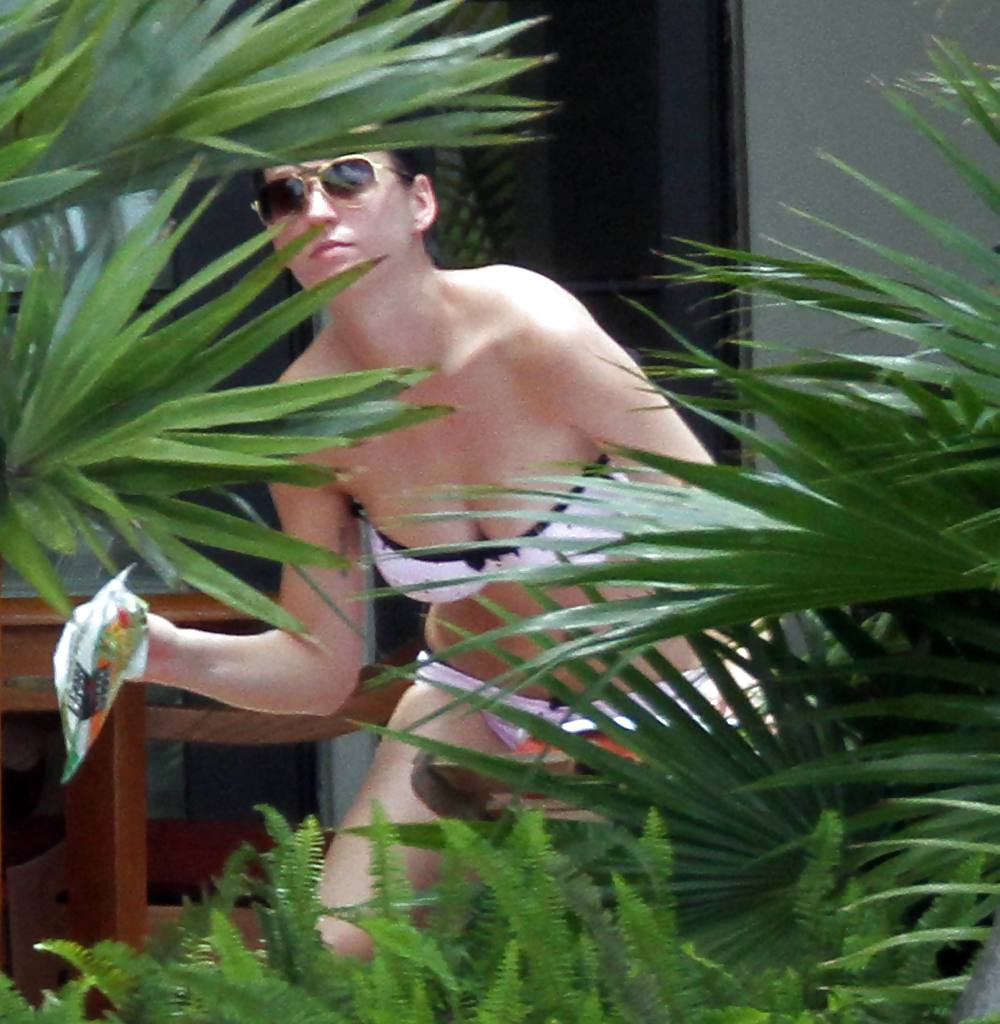 Katy Perry at her Hotel in Miami #4090601