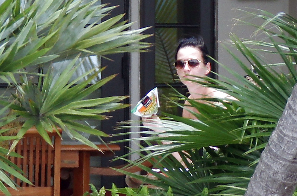 Katy Perry at her Hotel in Miami #4090637