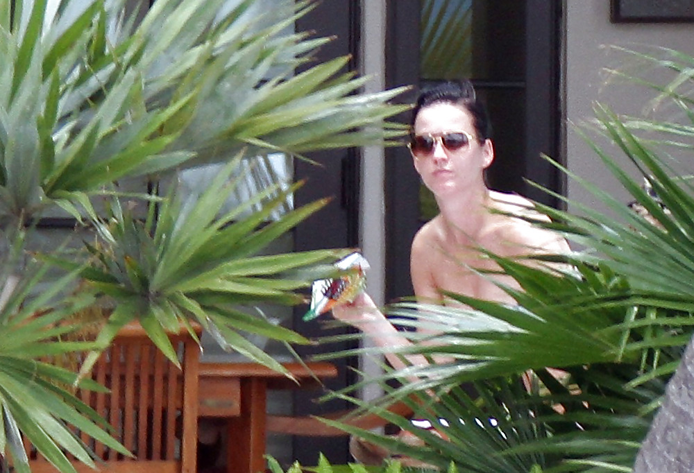 Katy Perry at her Hotel in Miami #4090650
