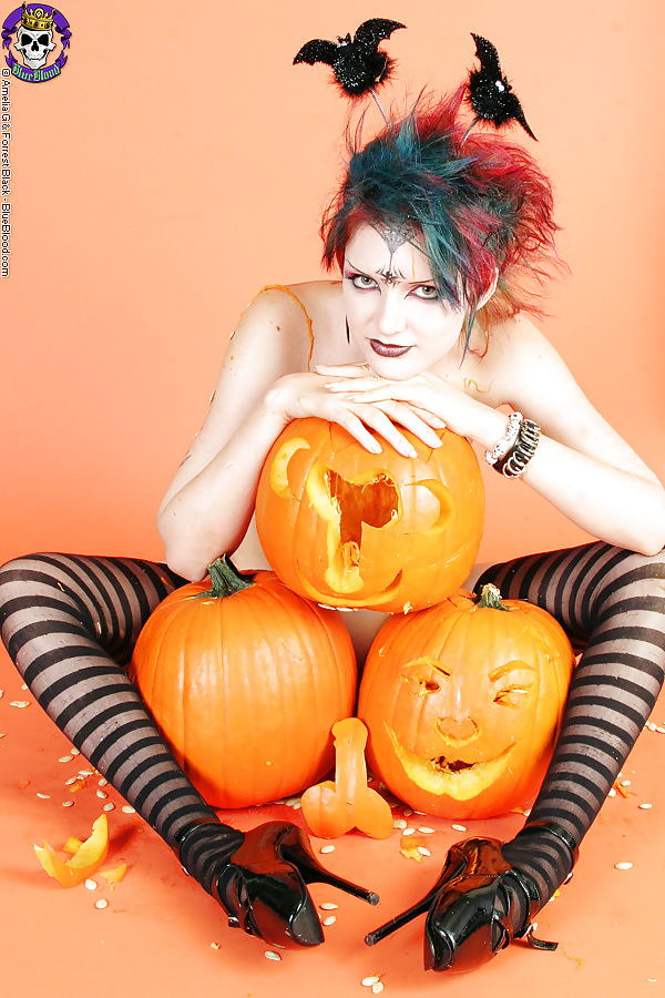 Halloween goth babe in tacchi a spillo
 #7472698
