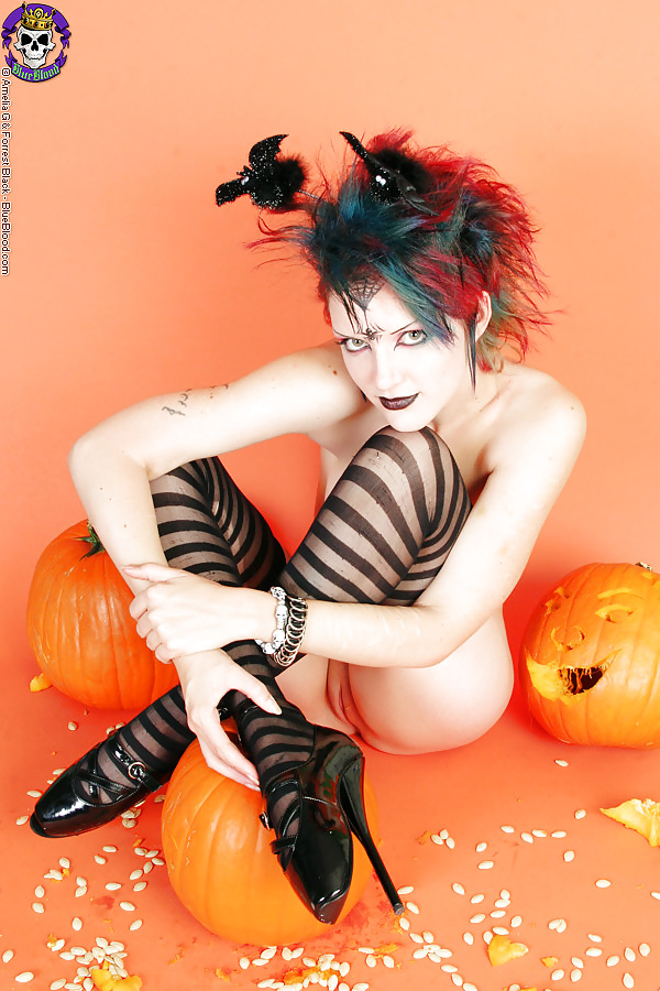Halloween goth babe in tacchi a spillo
 #7472794