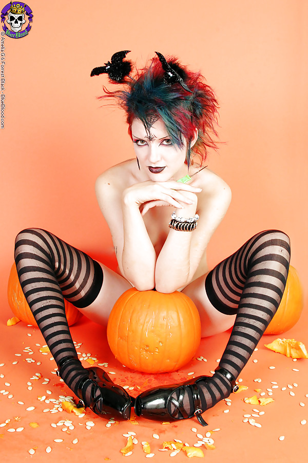 Halloween goth babe in tacchi a spillo
 #7472802