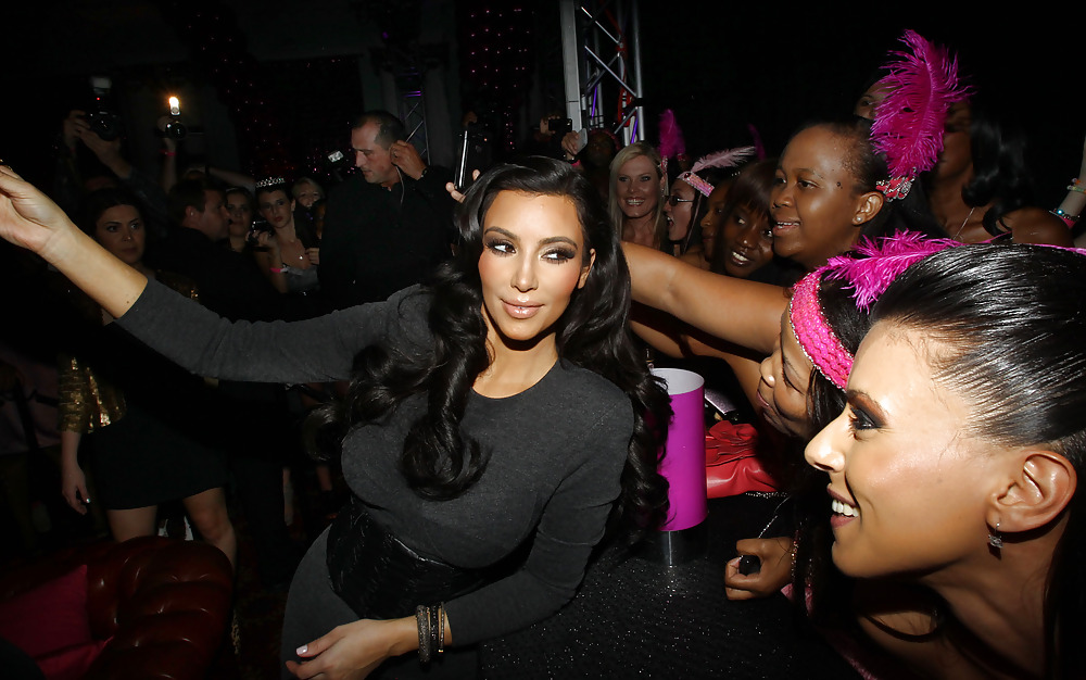 Kim Kardashian An Der Kitzelte Rosa Party In Johannaesburg #3813738