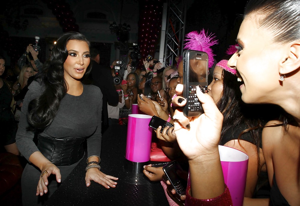 Kim Kardashian An Der Kitzelte Rosa Party In Johannaesburg #3813796