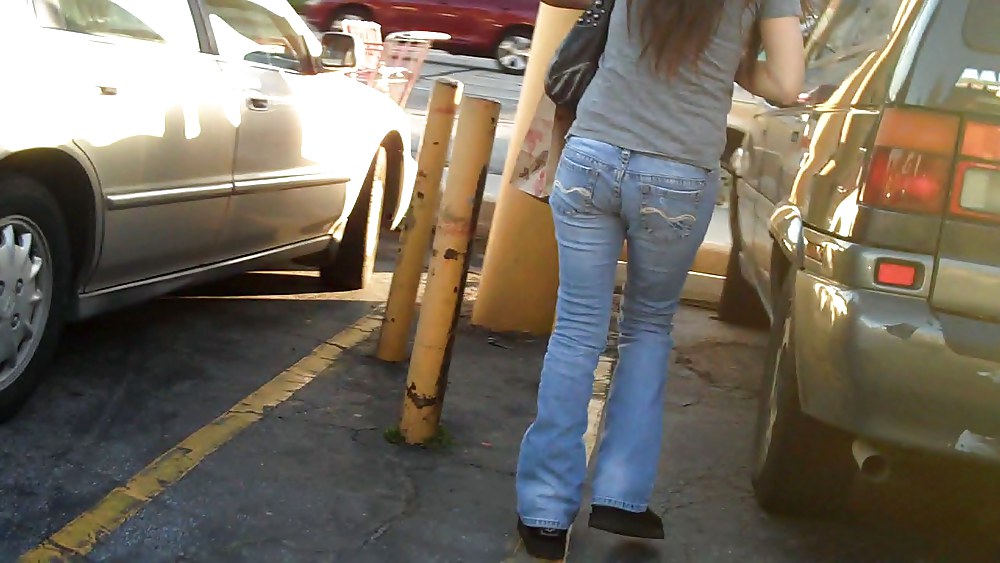 Patty bel culo stretto in jeans nel parcheggio
 #3050330