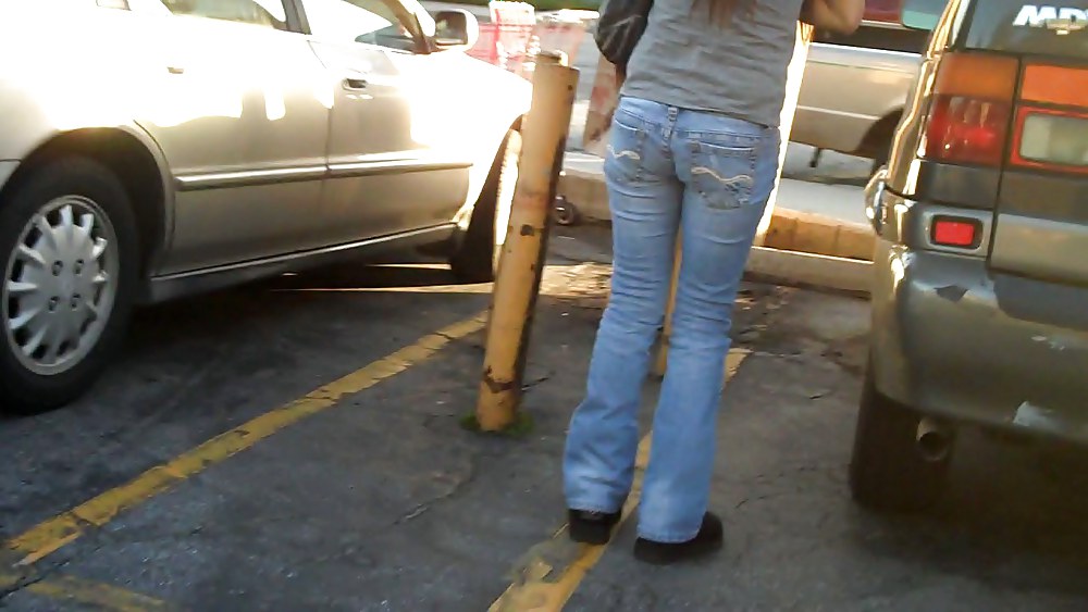 Patty bel culo stretto in jeans nel parcheggio
 #3050349