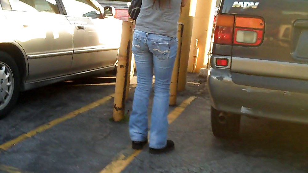 Patty bel culo stretto in jeans nel parcheggio
 #3050360