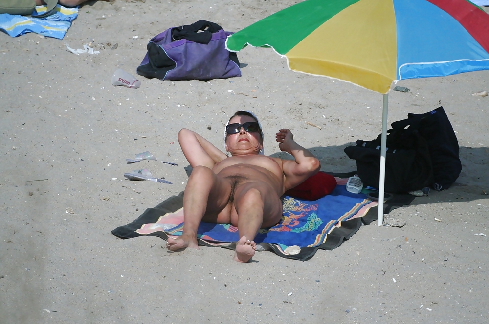 Nudità in spiaggia
 #19667922