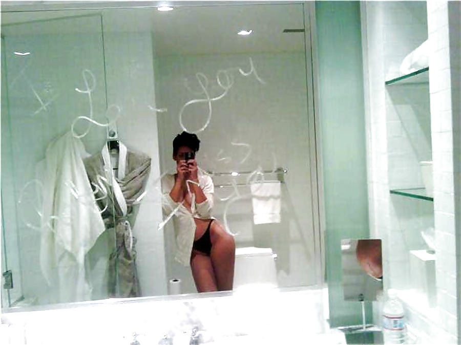 Rihanna ha lasciato le immagini nude
 #4399963